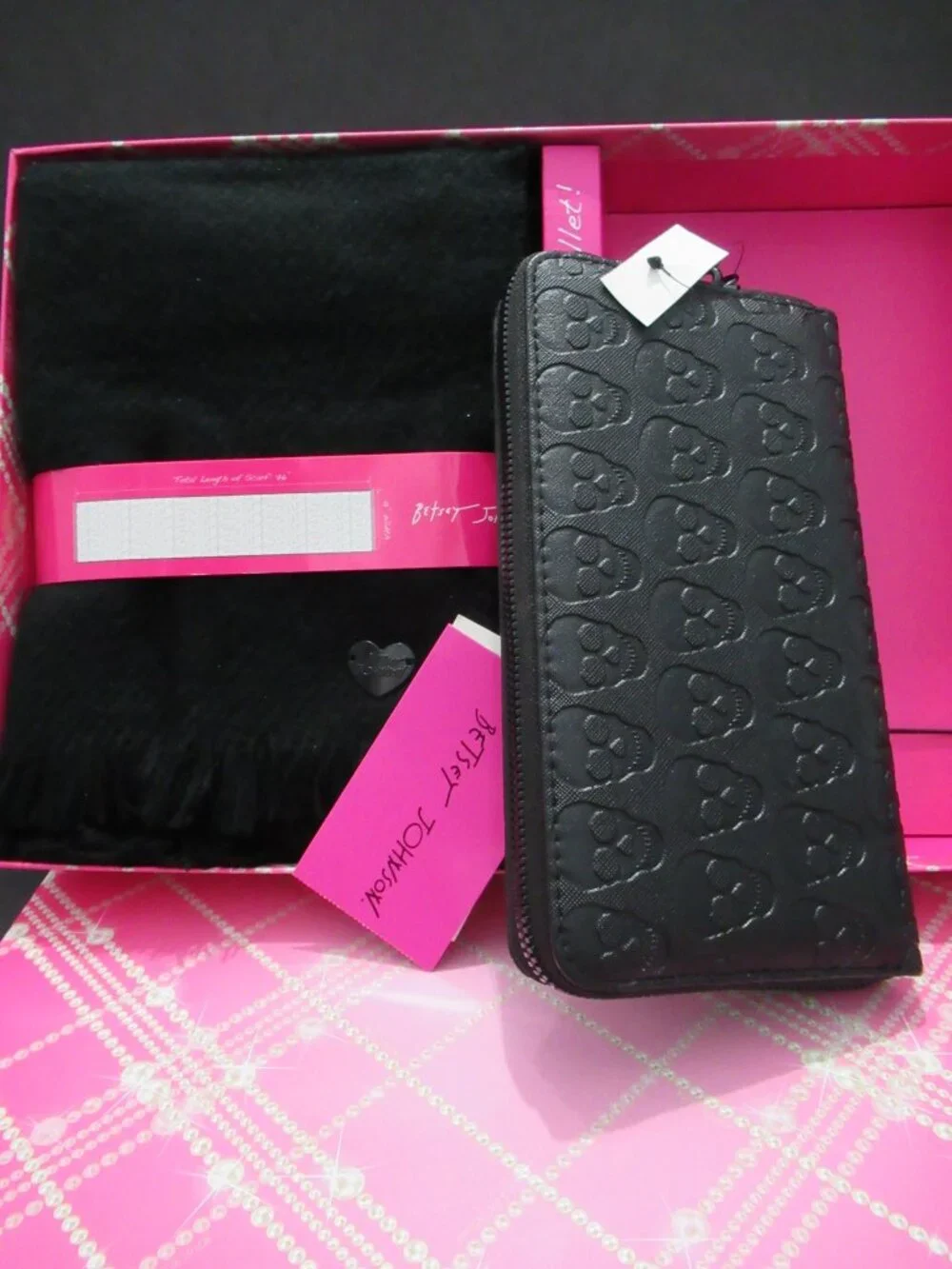 NIB Betsey Johnson 2pc Gift Set, Scarf & Embossed Skull Wallet Black Zip Around